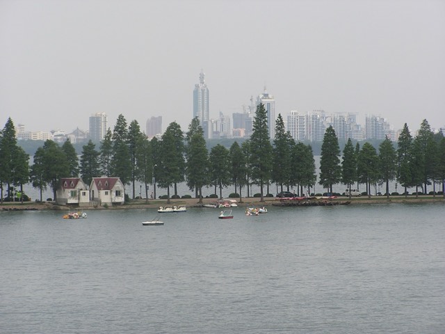 ทะเลสาบตะวันออก